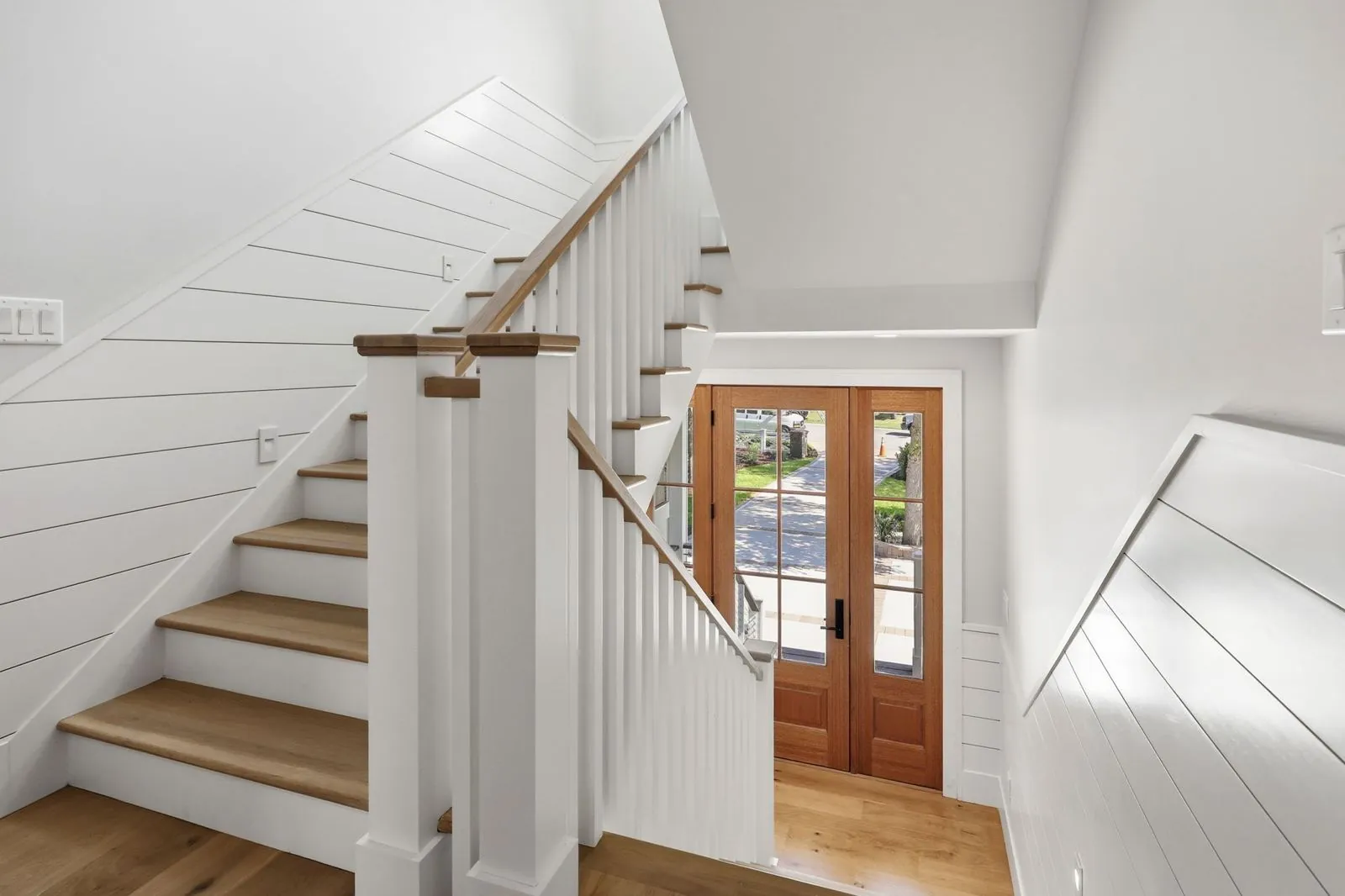 Stair to the front entry