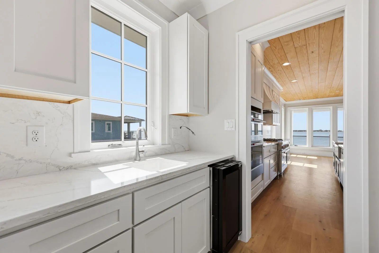 Butler's pantry with second sink and ice maker